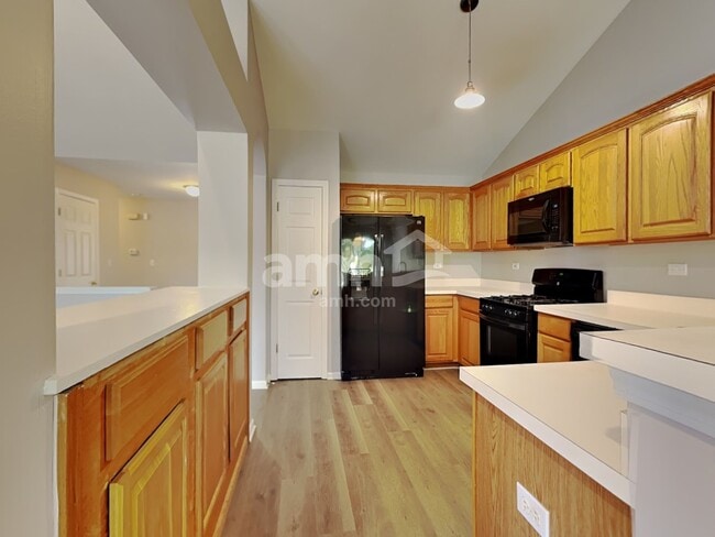 2990 Waters Edge Cir, Aurora, IL 60504 - photo 3