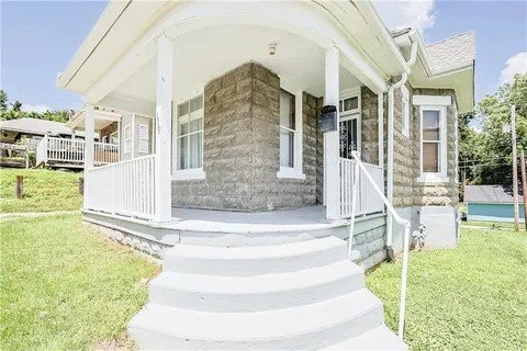 619 Hamburg Ave, Saint Joseph, MO 64505 - photo 2