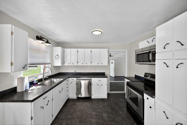 1580 N Honeycutt St, Benson, NC 27504 - photo 5