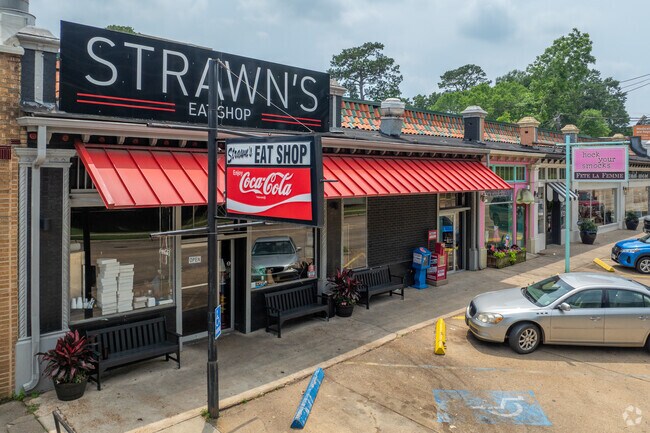 Strawn's is a popular restaurant that serves delicious ice box pies in Caddo Heights/South Highlands.
