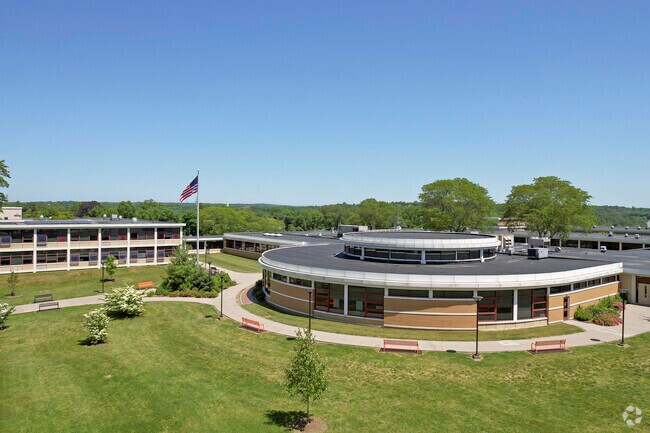 North White Plains: North White Plains Senior High School:  It was selected by the U.S. Department of Education as a School of Excellence in 1986–1987
