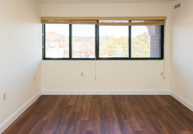 Whitney Towers in the heart of the Hamden's Centerville Neighborhood, Hamden, CT 06518 - photo 7