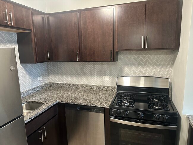 542 W Surf St unit 530-519, Chicago, IL 60657 - photo 7