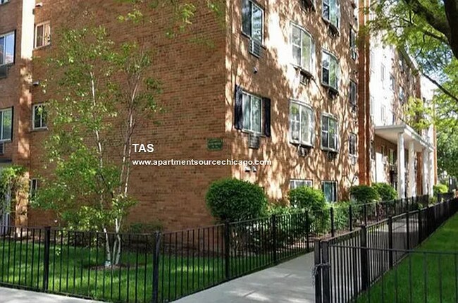 3825 N Pine Grove Ave unit 202, Chicago, IL 60613 - photo 6