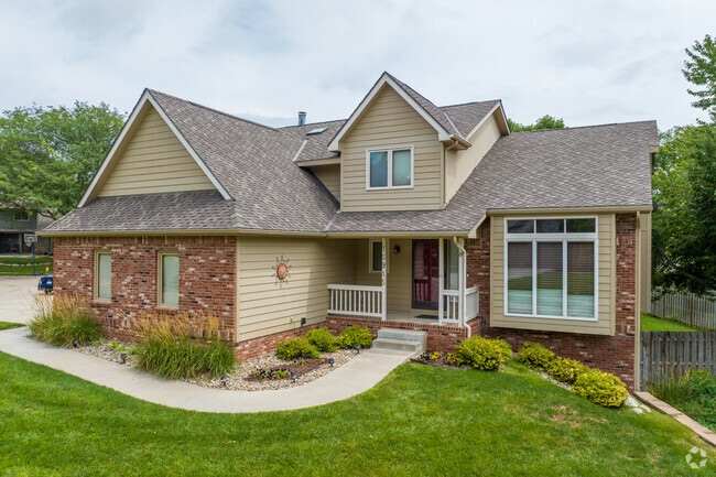 Fountain Hills-Pacific Meadows features new contemporary twists on Craftsman-style homes.