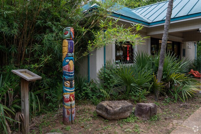 You can find artistic sculptures tucked away throughout the Alexandria Zoo.