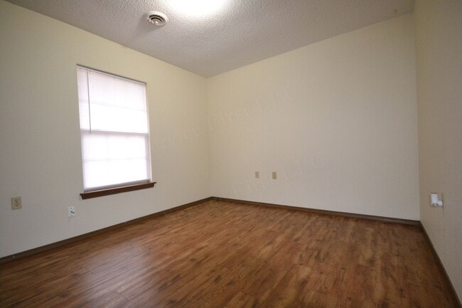 503 Broad St unit 7, Greenfield, MO 65661 - photo 2