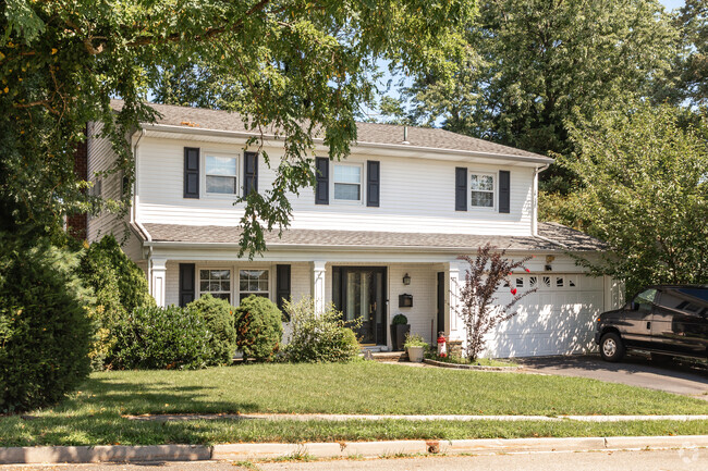 Houses in Lattingtown have luscious greenery in the yard.