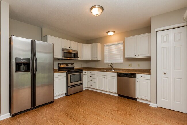 8233 Twin River Dr, Indianapolis, IN 46239 - photo 6