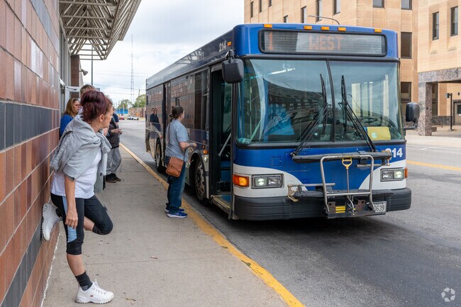 The Downtown Bus Station is close to Franklin Gateway and helps the communte.