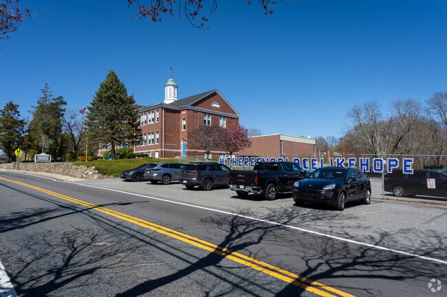 Join a vibrant community of learners at Hope Elementary School in Hope, RI.