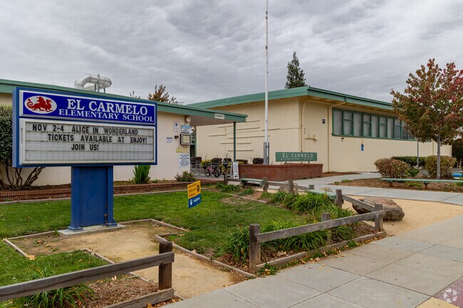 El Carmelo Elementary School in Palo Alto has a student-teacher ratio of 18:1.