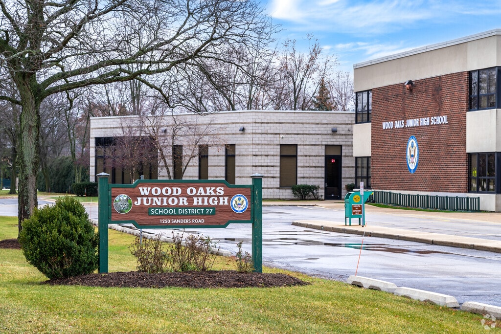 Wood Oaks Junior High School is located in Northbrook, IL.