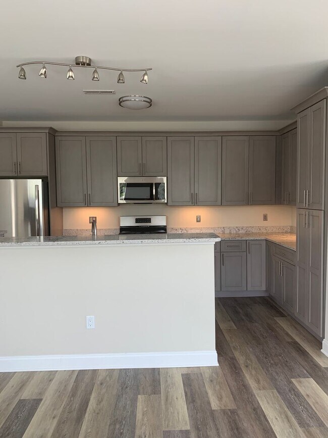 One Dutchess Luxury Waterfront 1, 2, & 3 Bedroom Apartments homes, Poughkeepsie, NY 12601 - photo 3