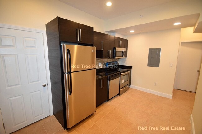 1163 Beacon St, Brookline, MA 02446 - photo 4