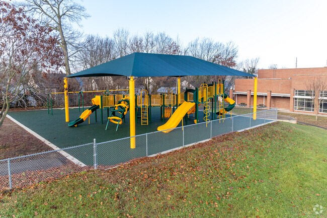 The student population of Arlington Elementary School is 290 and the school serves PK-5.