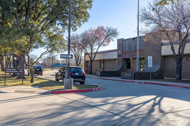 Country Place Elementary School has a student-teacher ratio of 14:1.