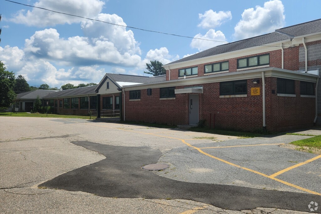 Dighton Elementary School is located in Outlying Bristol County, of Dighton Massachusetts.
