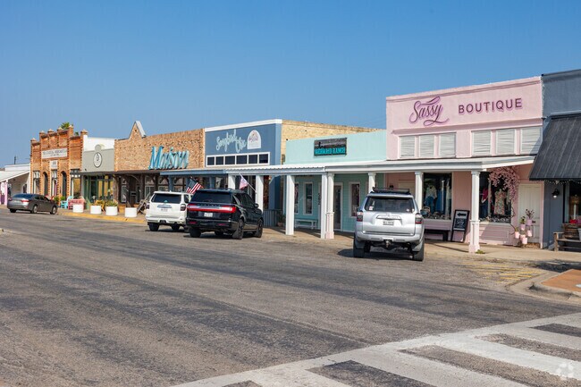 Many boutiques and diners can be found in downtown Rockport.