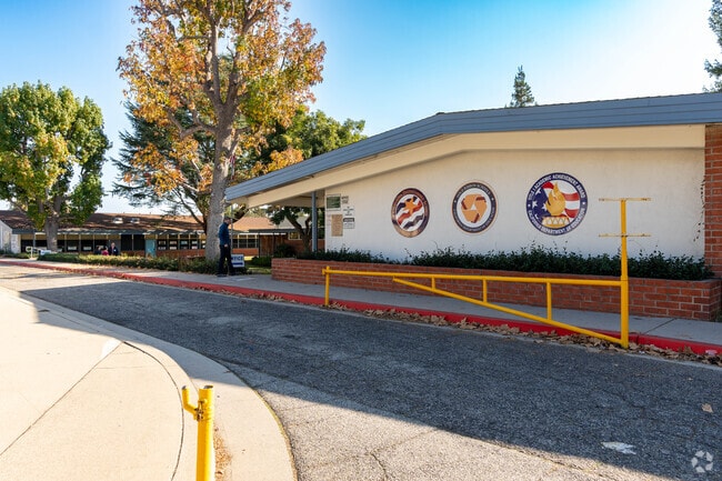 Entrance to pick up at Bradoaks Elementary School.