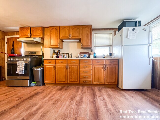 28A Cherry St unit 4-bed1bath, Somerville, MA 02144 - photo 4