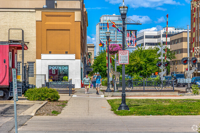 Downtown Fargo is a few blocks from Hawthorne which has great shopping and dining.