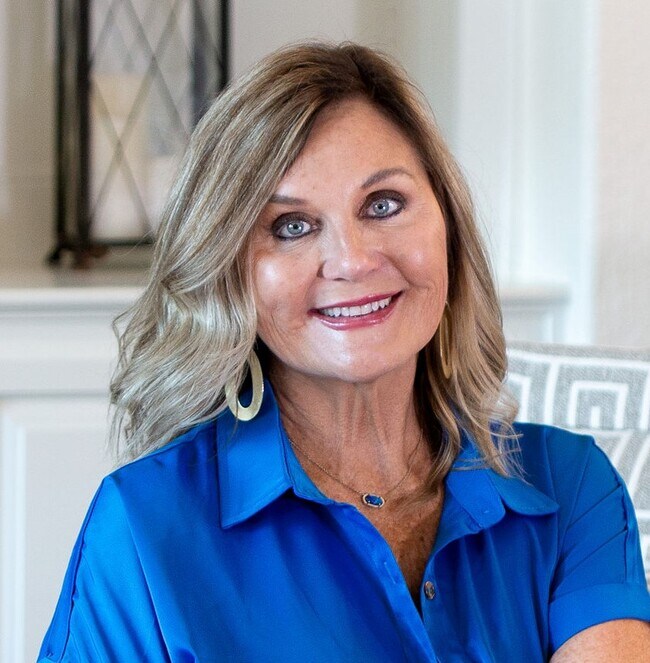 617 Magnolia St, Lake Jackson, TX 77566