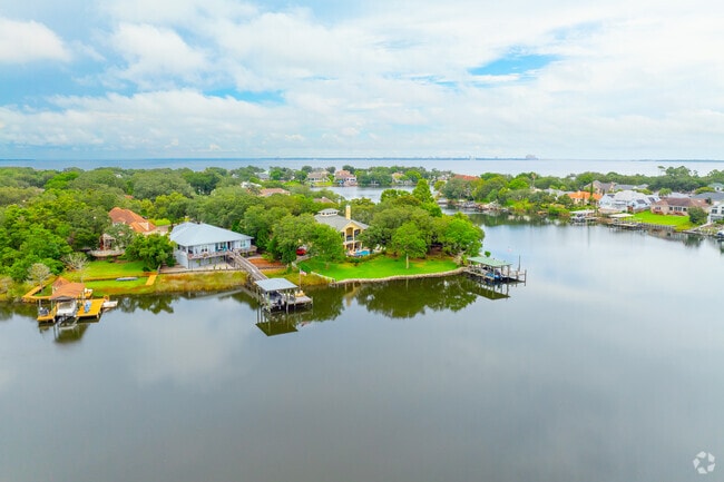 Lake and beachfront homes in Lake Lorraine have direct access to the water.