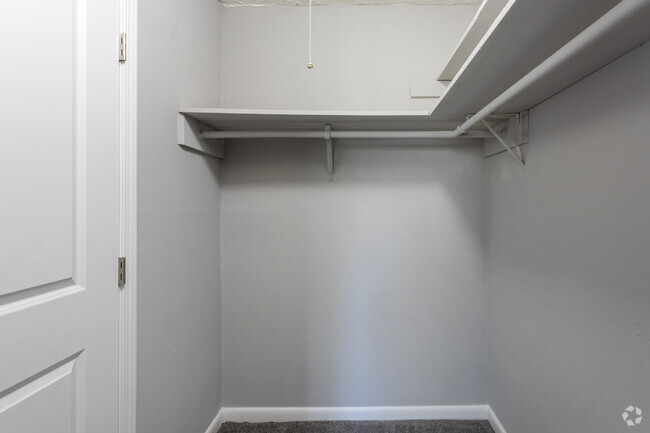 1BR, 1BA - 800 SF