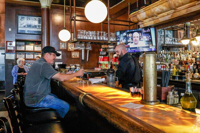 Italianni's is a favorite gathering place after work for those living in Hurst.