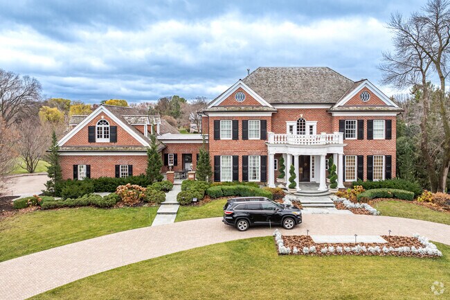 Large custom homes on large lake lots are available in Edina.