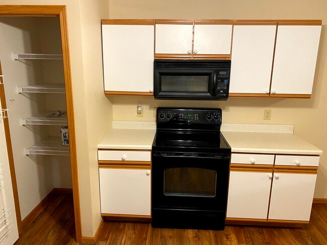 3804 Creek Hill Dr unit 3, Bettendorf, IA 52722 - photo 4