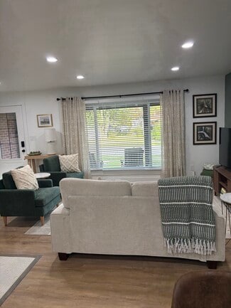 3527 Hillside Dr, Royal Oak, MI 48073