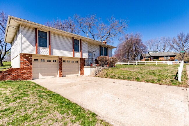 Raised Ranch Style Homes Line the Streets of Platte Ridge