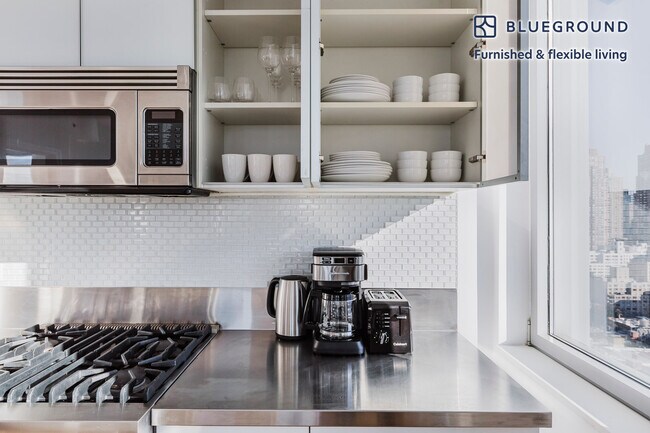 550 W 54th St unit FL32-ID1710, New York, NY 10019 - photo 7