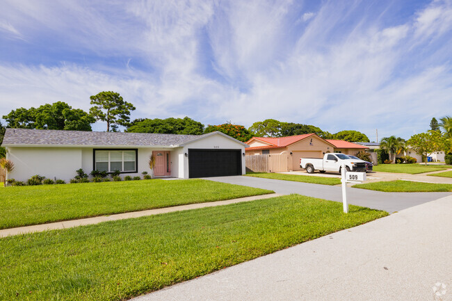 Jupiter Lakes offers a mix of modern and traditional ranch homes.