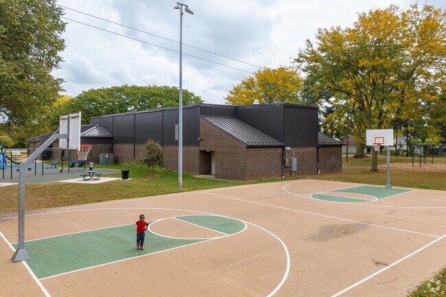 Sullivant Gardens Community Center in South Franklinton features a basketball court.