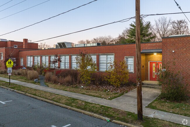 Niche.com has given H.H. Garnett Elementary School an overall rating of B-.