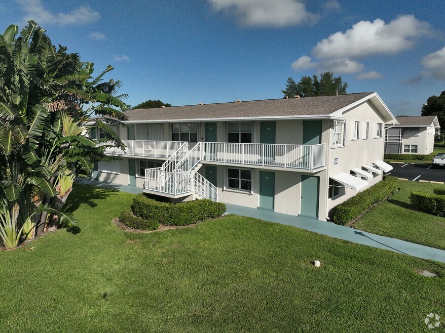 480 Horizons W unit 102, Boynton Beach, FL 33435 - photo 2