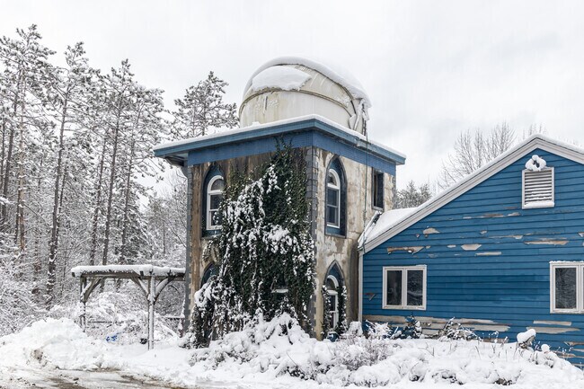 Blueberry Pond Observatory welcomes walk-in visitors on the west side of Freeport.