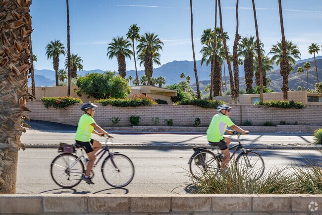 Plenty of bike paths are available for Indian Ridge cyclists around Palm Desert.