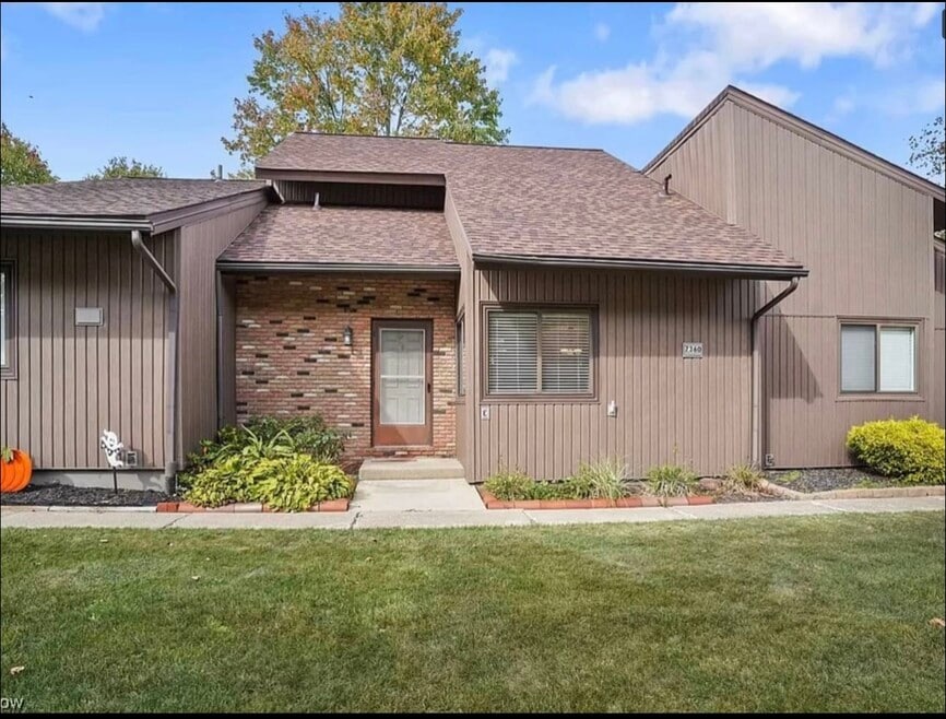 7360 Trailside Dr unit E, Northfield, OH 44067 - photo 1