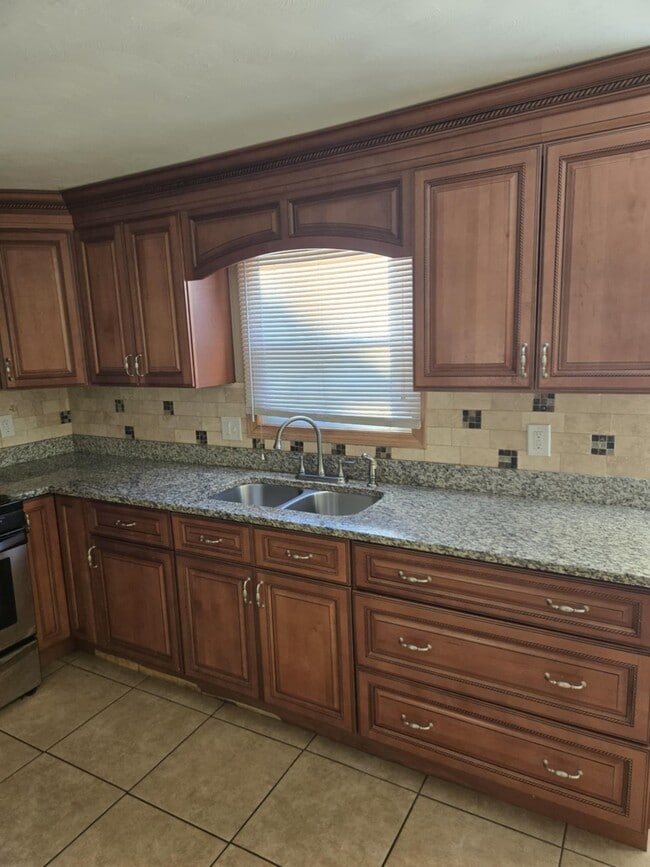 144 Osgood Ave Unit 1st floor, New Britain, CT 06053