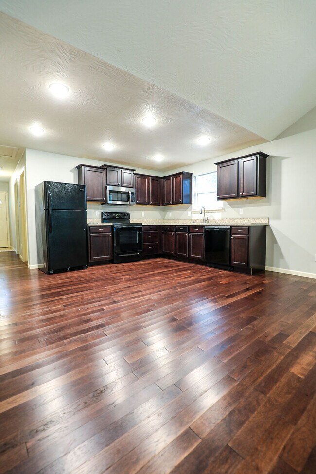 1330 S Pennsylvania Ave, Springfield, MO 65807 - photo 4