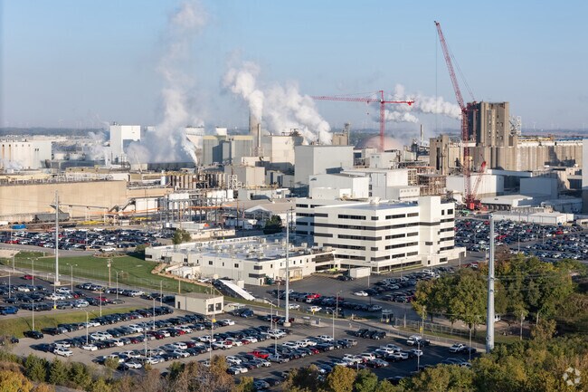 A major employer, the ADM headquarters anchors the edge of the Grant Park neighborhood.