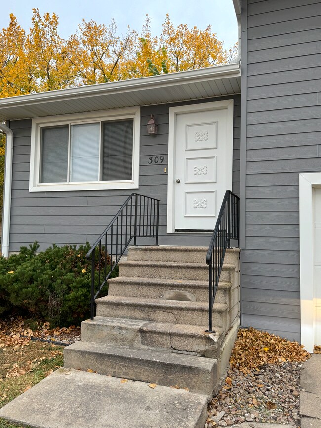 309 N 6th Ave, Hastings, NE 68901