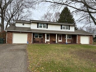 879 Camelia St NW, Hartville, OH 44632