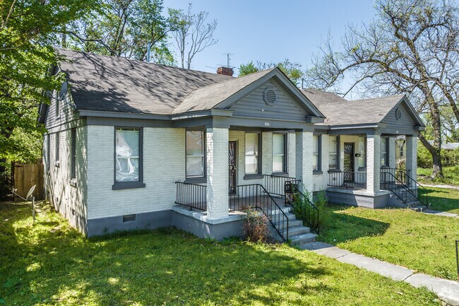 North Memphis homes feature smaller front porches with modest sized yards.