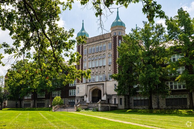 Roosevelt High School is a public 9th through 12th grade school.