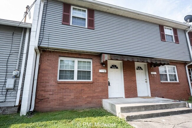 301 W Adams St, Franklin, IN 46131 - photo 2